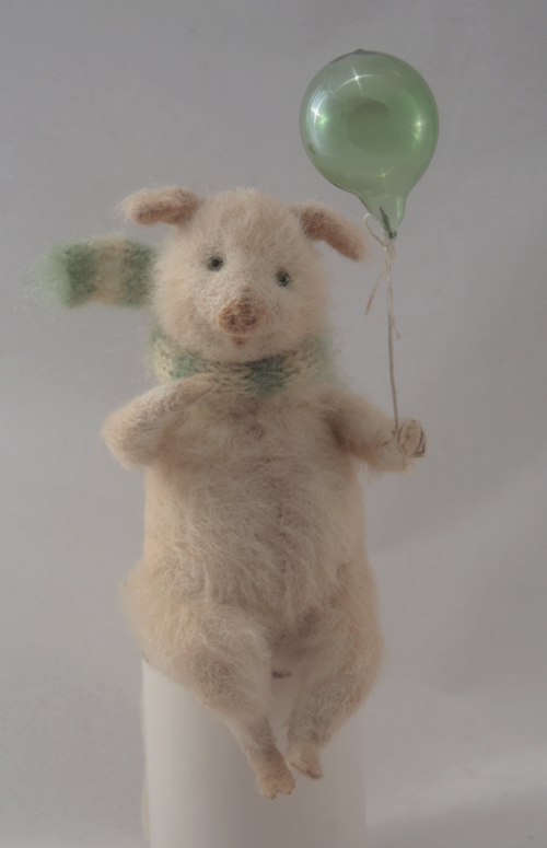piglet with a baloon