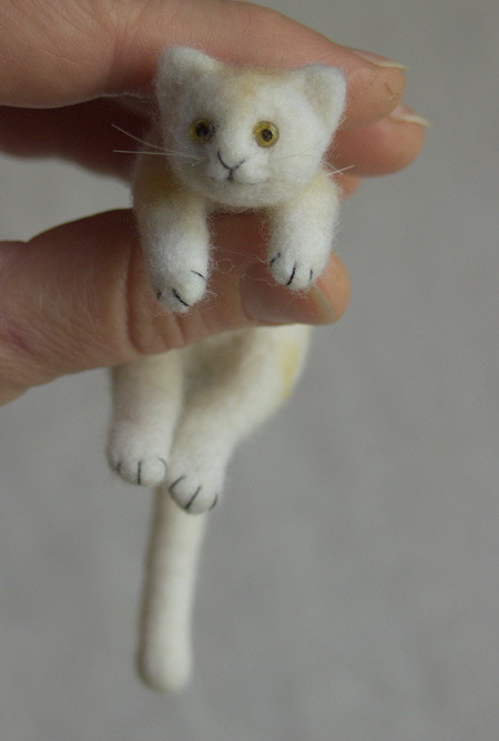 миниатюрная валяная кошка