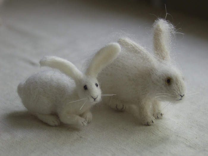 миниатюрные зайцы - валяный и вязаный