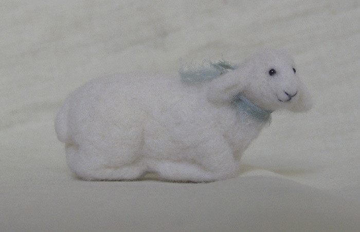 миниатюрная валяная овечка
