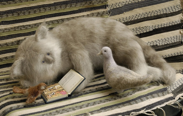 Stuffed cat reading with pigeon and sparrow 