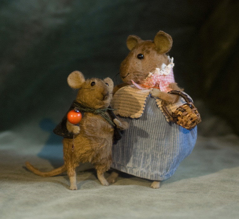mice with berries
