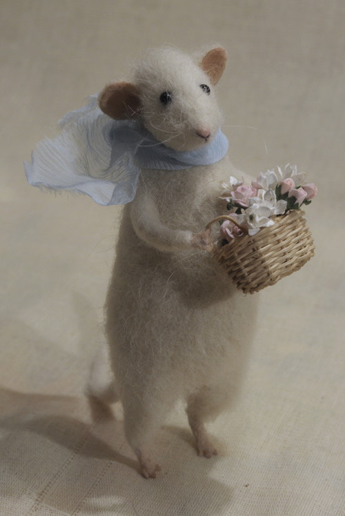 мышка с корзинкой