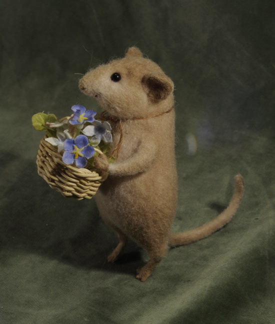 мышка с корзинкой