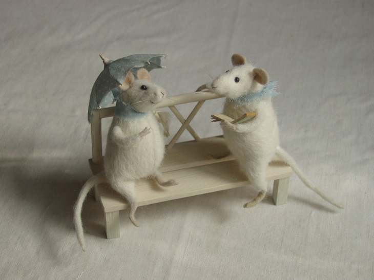 rendezvous -   mice on a bench